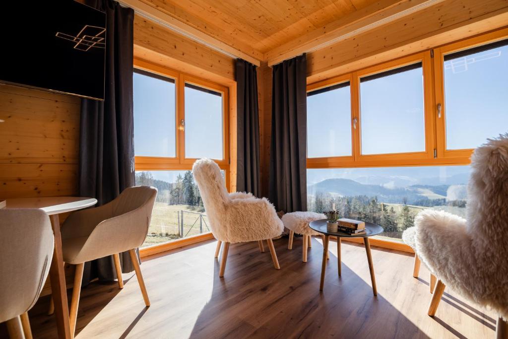 Posezení v ubytování Studio Wild Park Panorama with Hot tub and Sauna