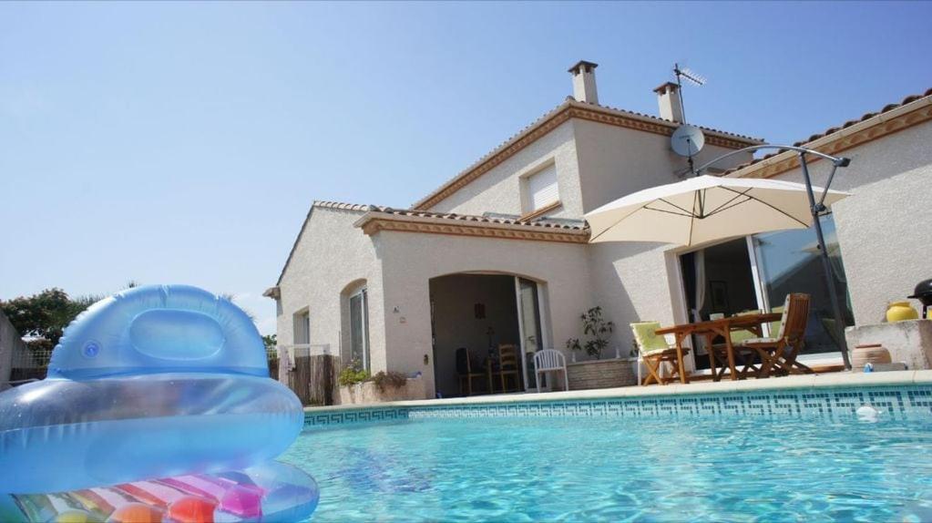 - un toboggan dans une piscine en face d'une maison dans l'établissement Villa spacieuse 8 personnes avec piscine proche des plages, à Vias