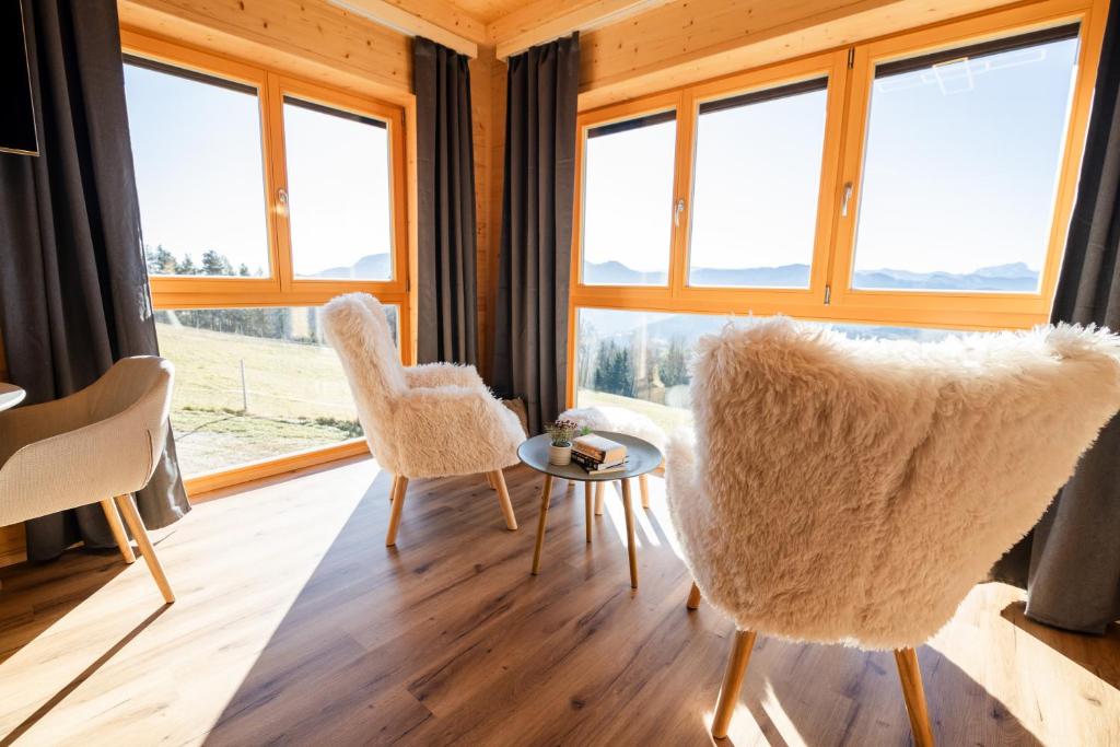 Posezení v ubytování Studio Wild Park Panorama with Hot tub and Sauna