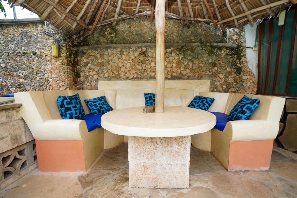 Posezení v ubytování Diani Camp and Cottages