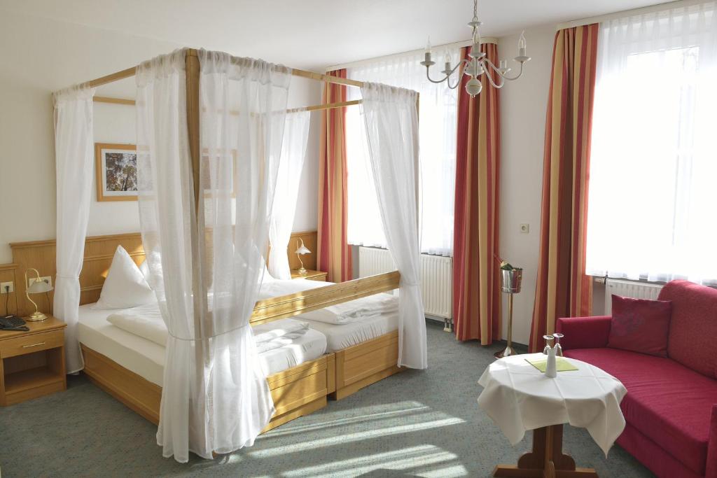 A bed or beds in a room at Land- und Golfhotel Alte Fliegerschule