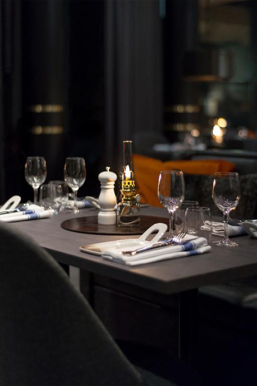 a table with wine glasses and napkins on it at Clarion Hotel Air in Sola