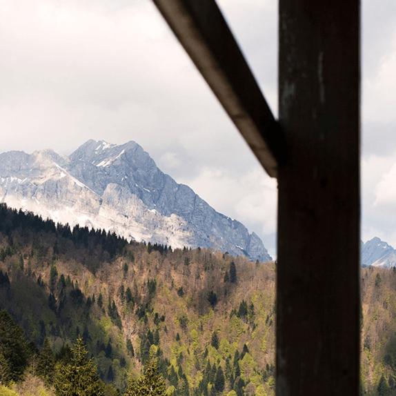 Nespecifikovaný výhled na hory nebo výhled na hory při pohledu z hotelu