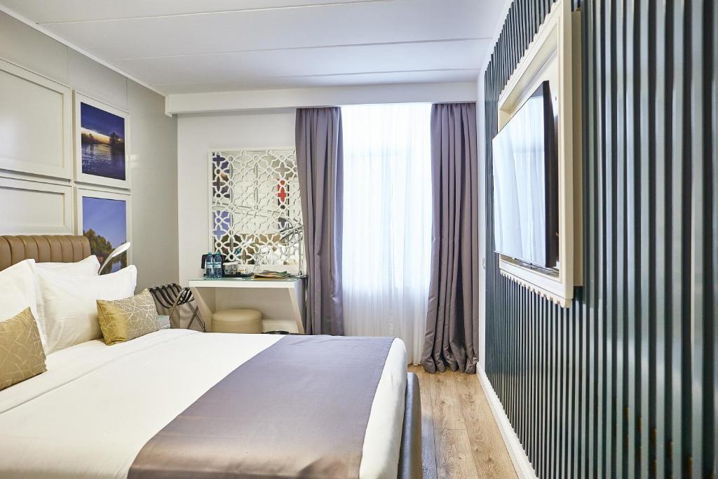 Postel nebo postele na pokoji v ubytování Lebada Luxury Resort & Spa
