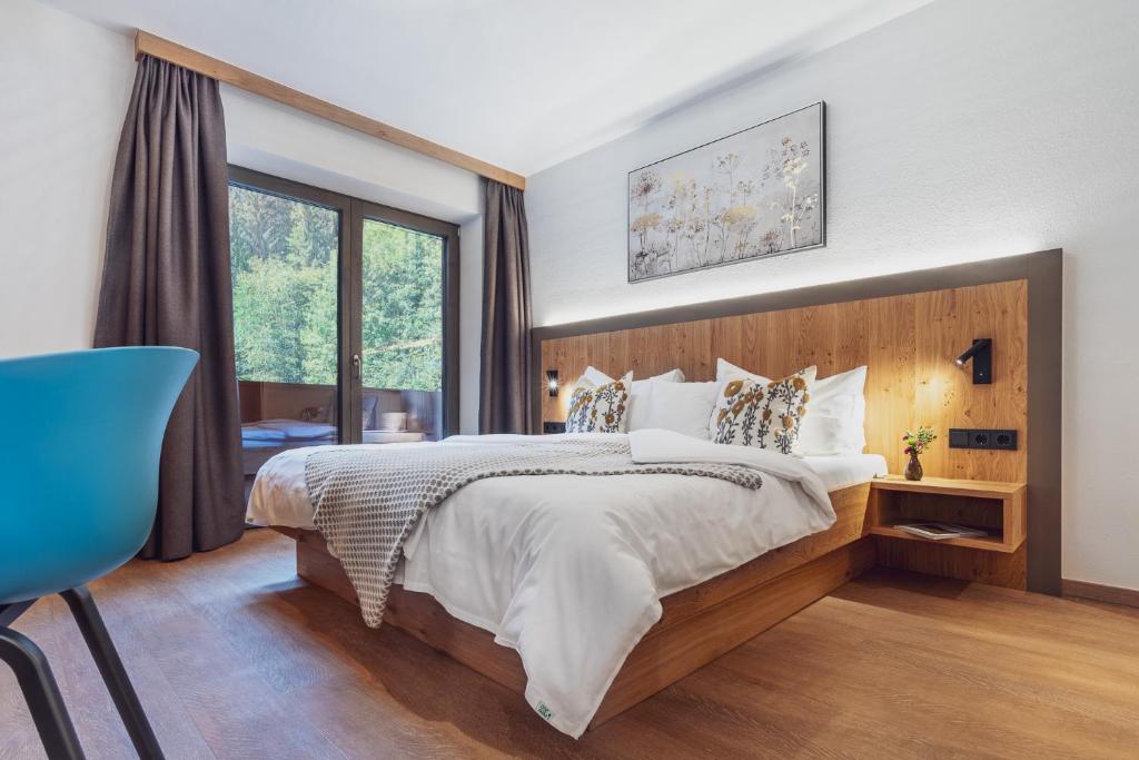 Postel nebo postele na pokoji v ubytování Hotel Bad Neunbrunnen am Waldsee - non Halal