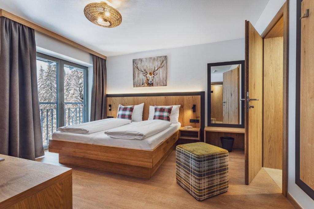 Postel nebo postele na pokoji v ubytování Hotel Bad Neunbrunnen am Waldsee - non Halal