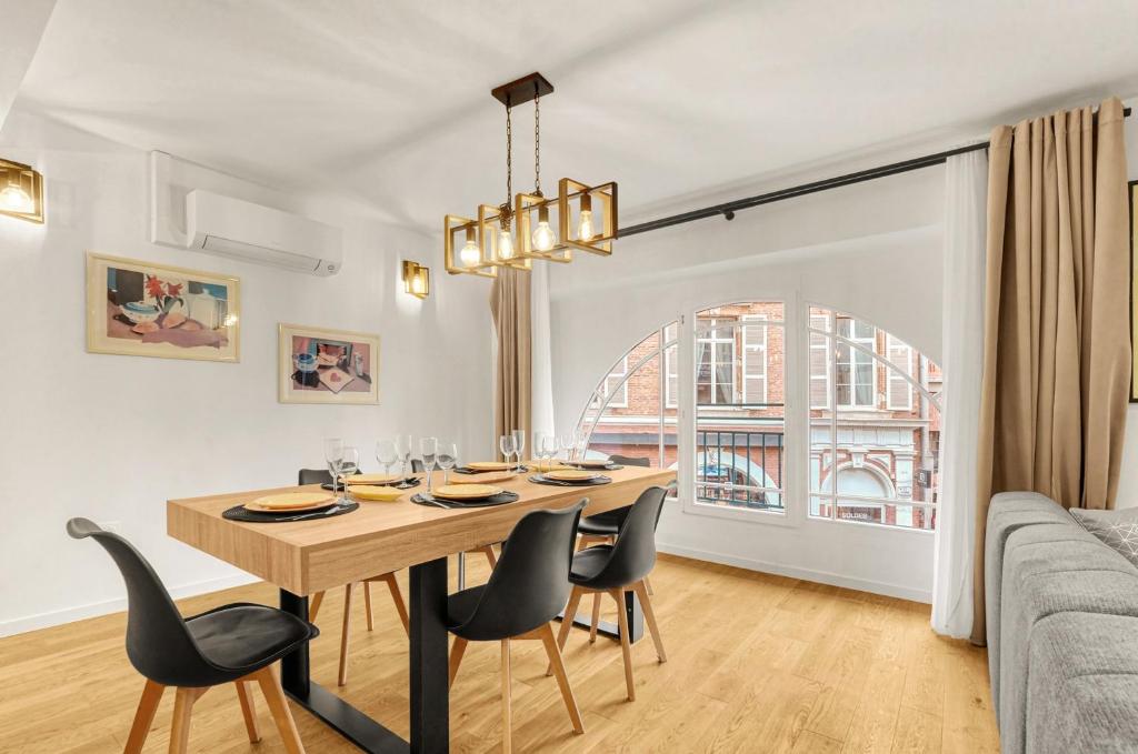une salle à manger avec une table et des chaises dans l'établissement Comptoir des Étoffes - Proche Place du Capitole, à Toulouse
