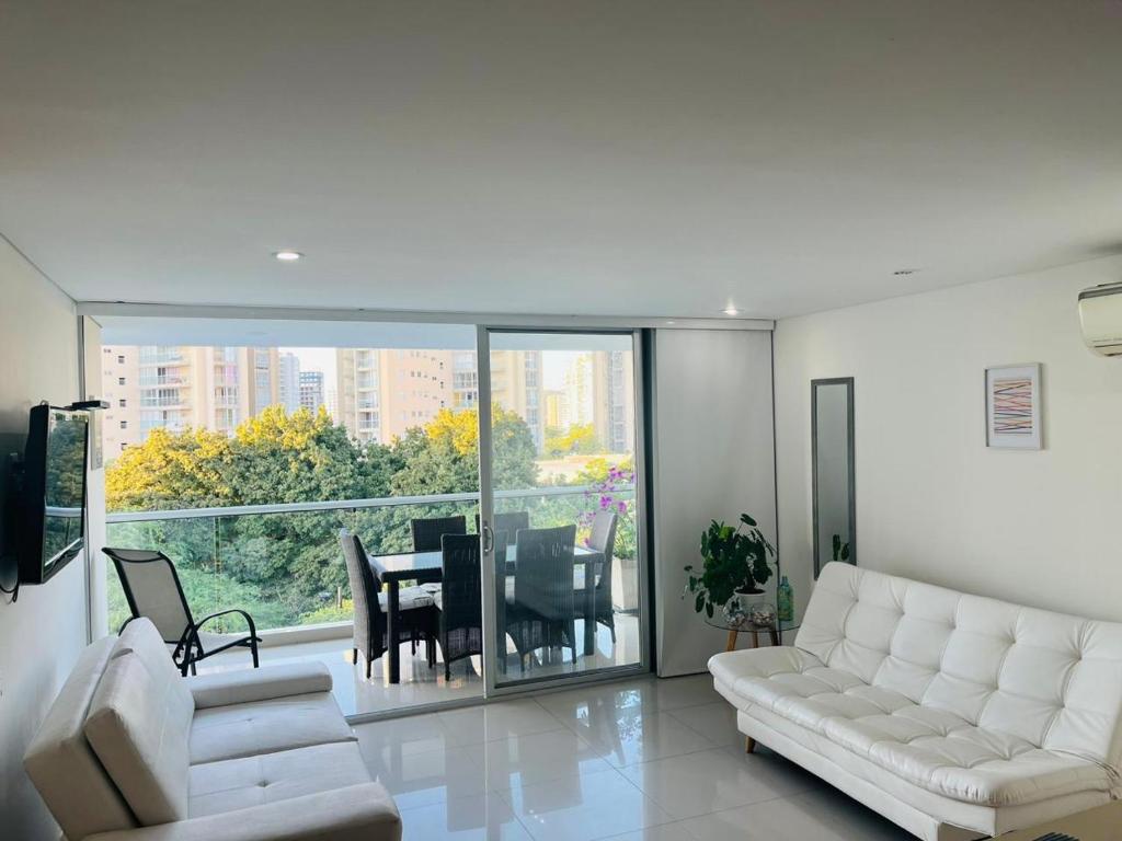 Una sala de estar con un sofá blanco y una mesa. en Torres del Mar Santa Marta, en Santa Marta