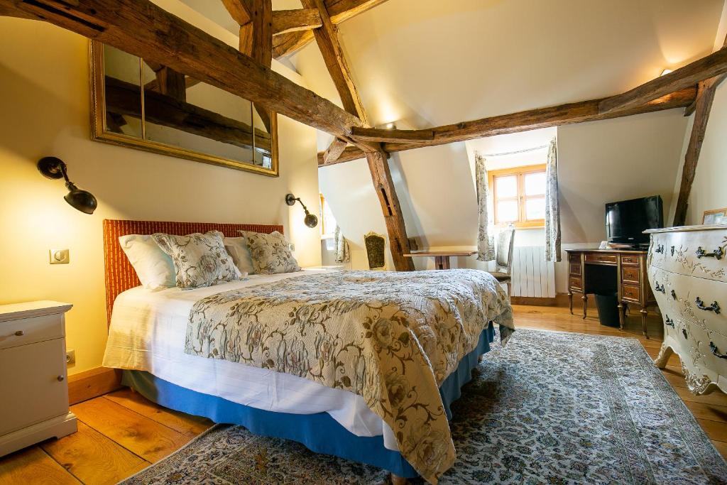Postel nebo postele na pokoji v ubytování Hôtel Les Deux Chèvres Gevrey-Chambertin