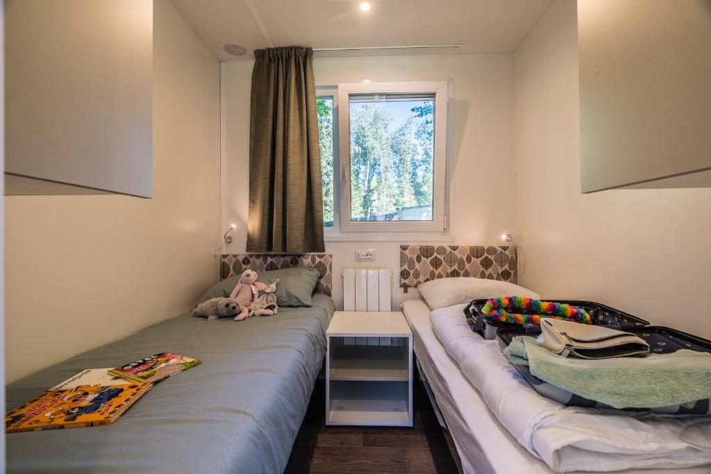 Postel nebo postele na pokoji v ubytování Camping het Bosbad