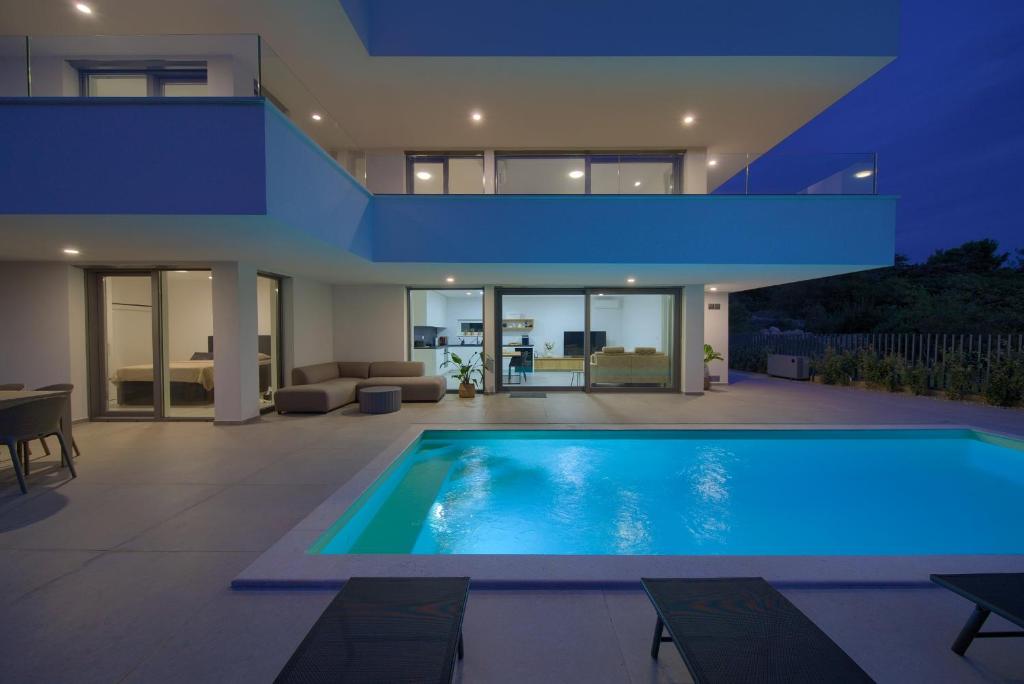 een huis met een zwembad voor een huis bij Villa I Residence in Punat