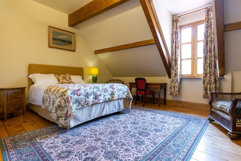 Postel nebo postele na pokoji v ubytování Hôtel Les Deux Chèvres Gevrey-Chambertin