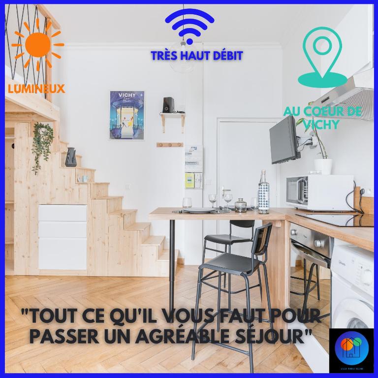 Cette chambre comprend une cuisine avec une table et un escalier. dans l'établissement Studio Fêtes napoléoniennes Villa Marie Celine, à Vichy