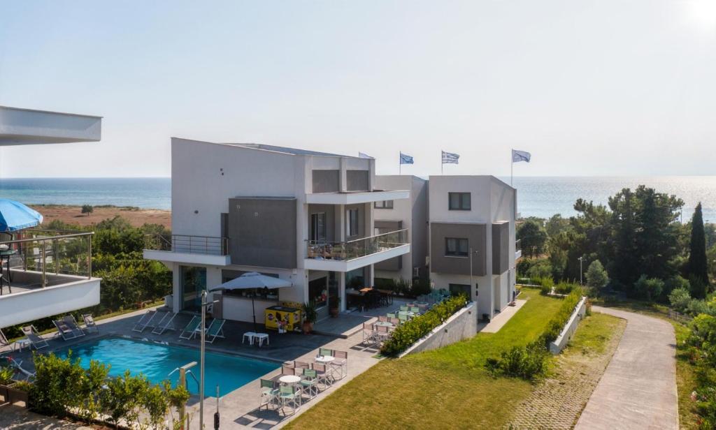 Bazén v ubytování Heraclea Luxury Suites nebo v jeho okolí