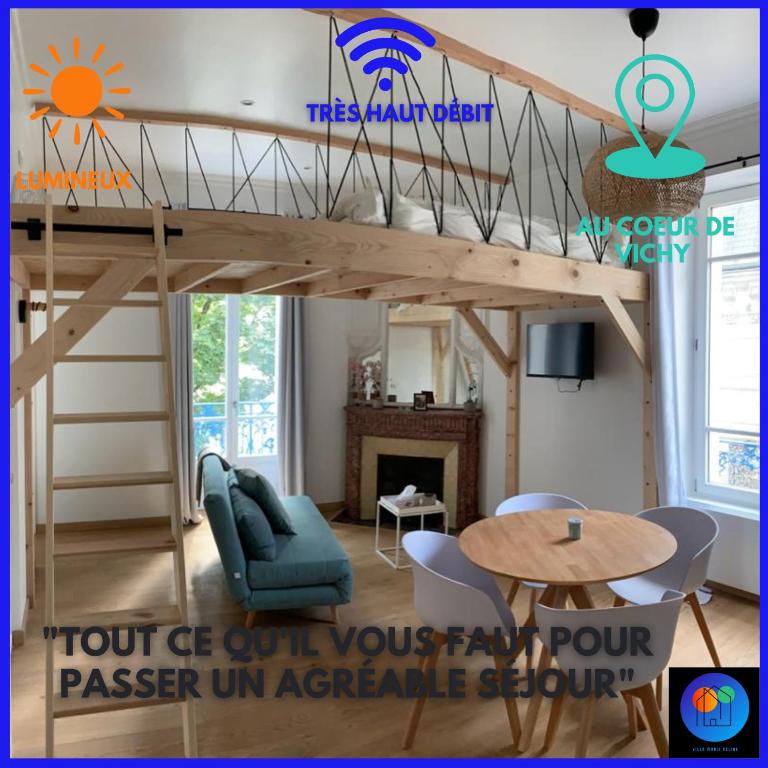 Ce lit en mezzanine se trouve dans une chambre dotée d'une table et de chaises. dans l'établissement Studio Vichy patrimoine mondial Villa Marie Celine, à Vichy