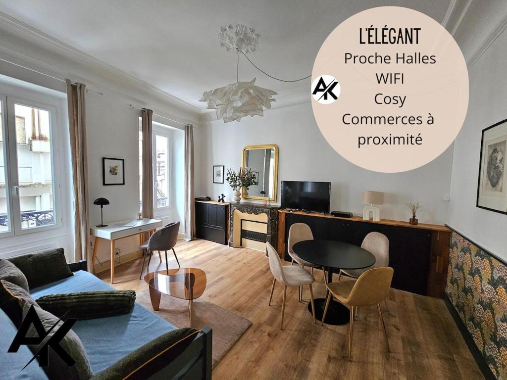 un salon avec un canapé et une table dans l'établissement L 'Élégant - Calme - proche des Halles de Pau, à Pau