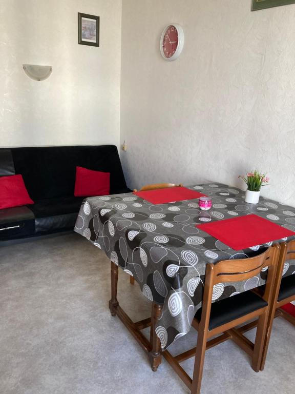 un salon avec une table et un canapé dans l'établissement Location cure thermale, à Vittel