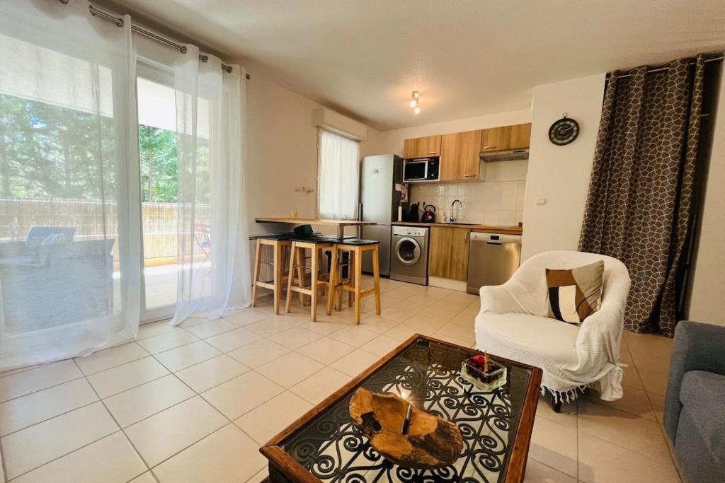 un salon avec un canapé et une table dans l'établissement Le Rimini Terrasse Wifi Parking privé, à Narbonne