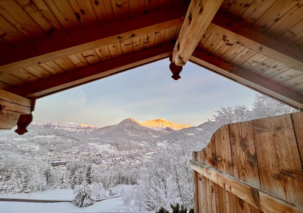 uma vista de uma montanha nevada de uma cabana em Salzbergalm em Berchtesgaden