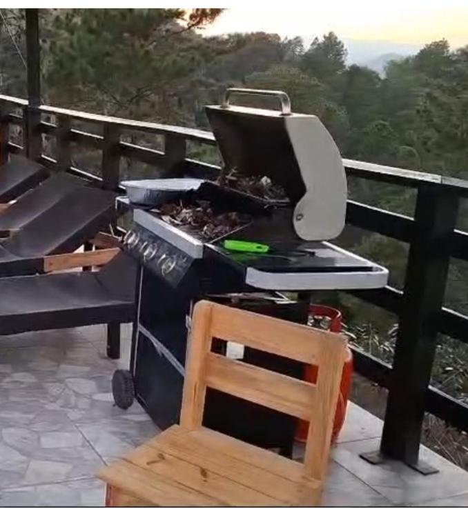 Gril dostupný pro hosty v chaty