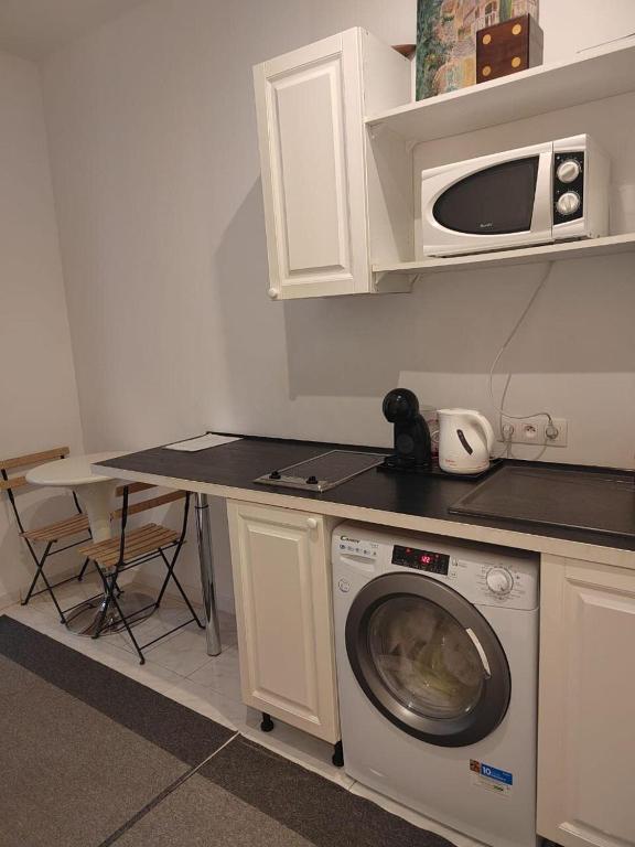 une cuisine avec un lave-linge et un micro-ondes dans l'établissement Studio 3T terrace near Monaco Casino Monte Carlo, à Beausoleil