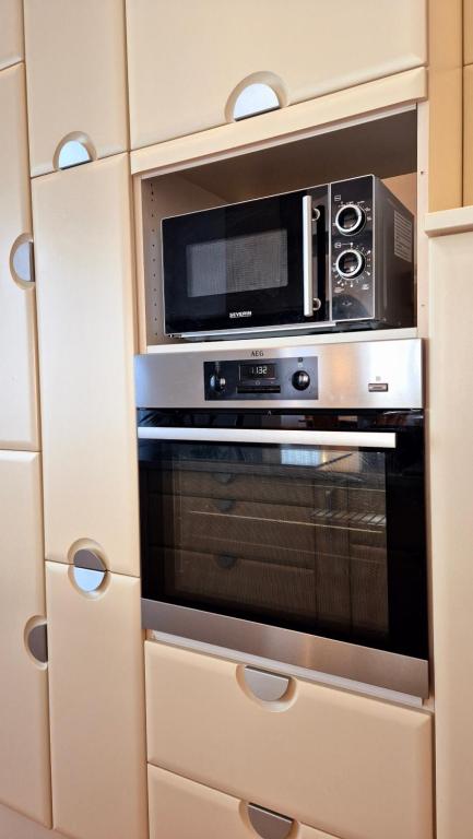 Kuchyň nebo kuchyňský kout v ubytování Sunny and spacious apartment near city centre