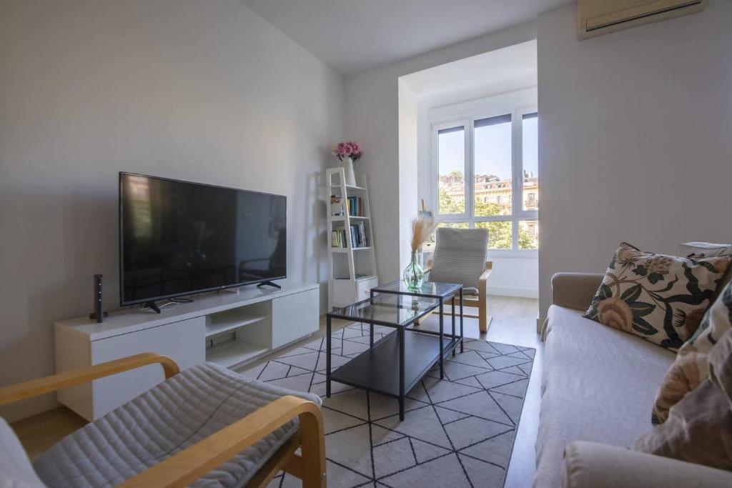 TV a/nebo společenská místnost v ubytování Easo Suits Family Friends