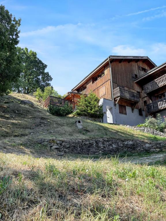 une maison à flanc de colline dans l'établissement Chalet chaleureux à Courchevel avec vue sur la montagne, à Courchevel