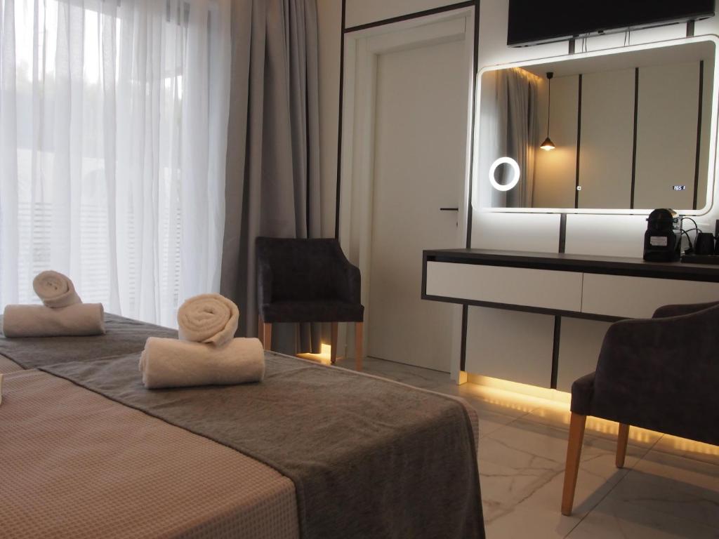 a bedroom with a bed with a mirror and a piano at Oros Paradise Hotel in Pastida