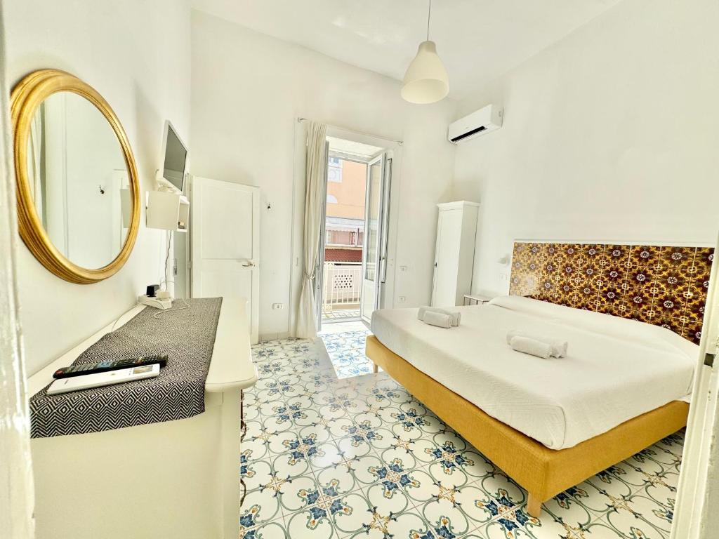 カプリにあるCamerelle 7, Domus Letterariaのベッドルーム(ベッド1台、鏡、シンク付)