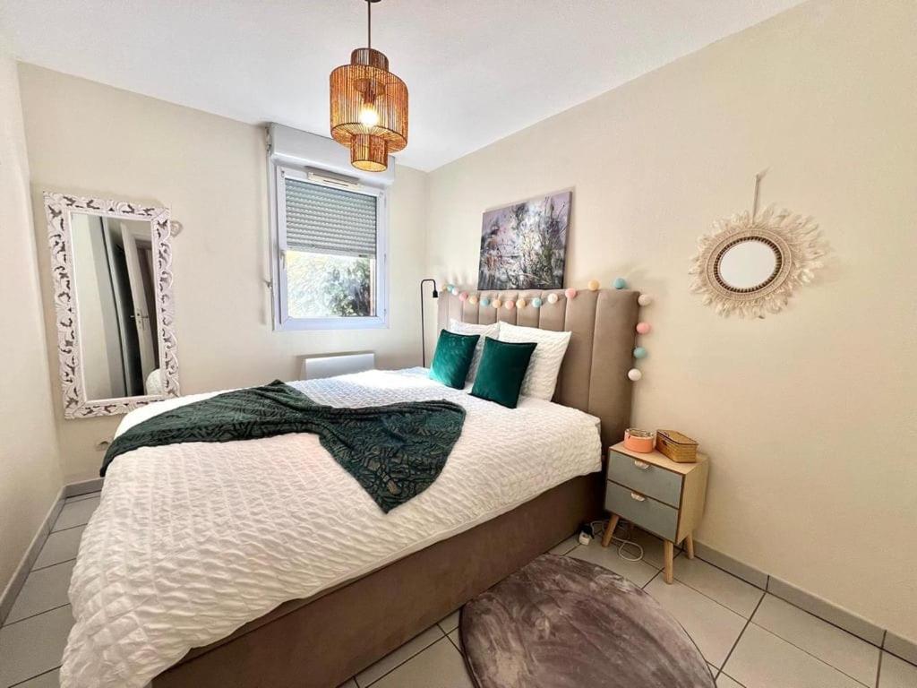 En eller flere senge i et værelse på Le Ernest - Parking inclus, jardin privé et piscine