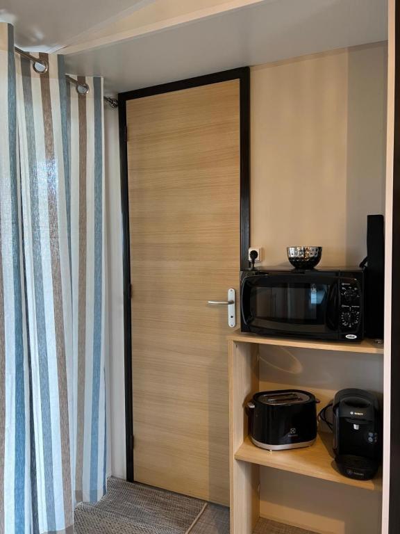 Kuchyň nebo kuchyňský kout v ubytování Lac Aureilhan et Mimizan plages, Mobil H 3 chambres, 6 personnes, climatisé