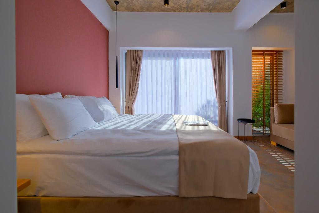 Postel nebo postele na pokoji v ubytování Nakas Hotel