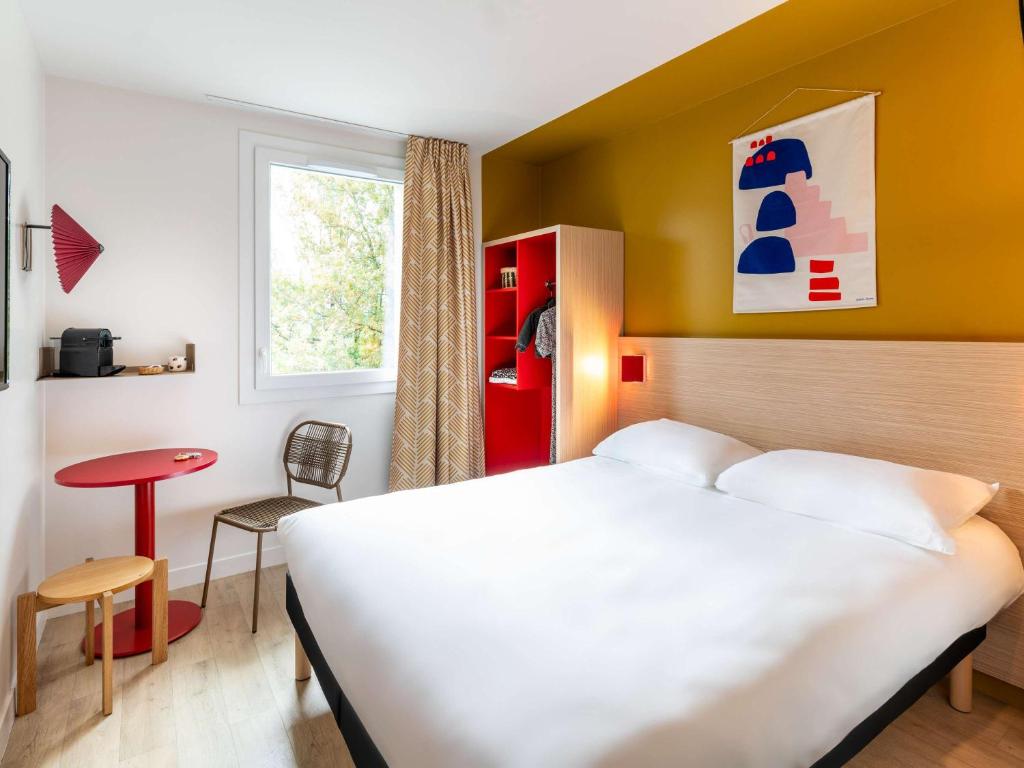 Postel nebo postele na pokoji v ubytování ibis Styles Prévessin Genève Aéroport