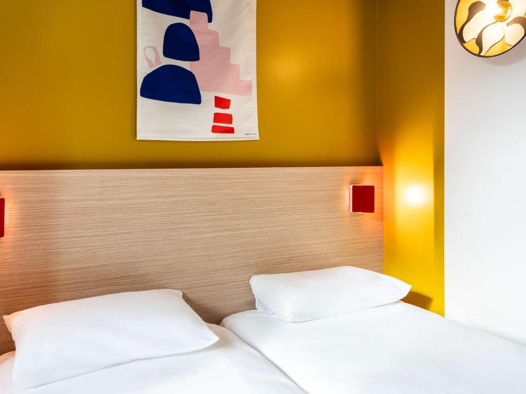 Postel nebo postele na pokoji v ubytování ibis Styles Prévessin Genève Aéroport