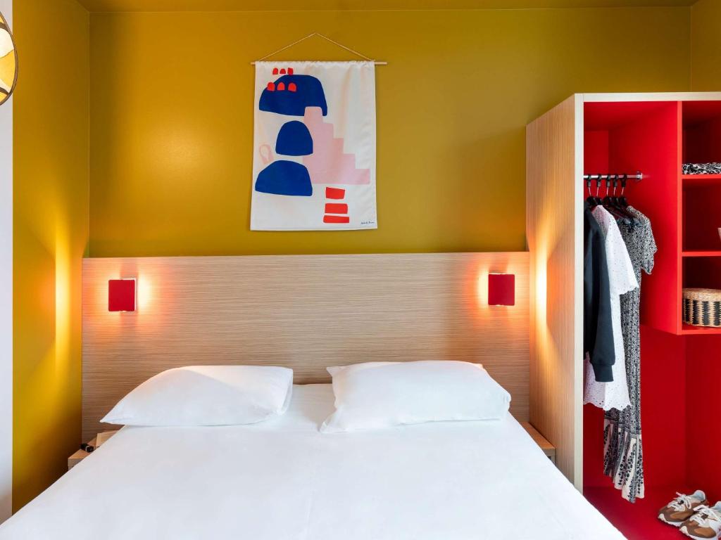 Postel nebo postele na pokoji v ubytování ibis Styles Prévessin Genève Aéroport