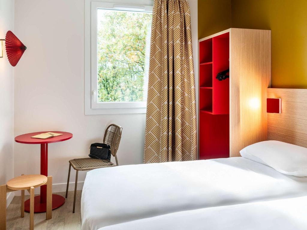 Postel nebo postele na pokoji v ubytování ibis Styles Prévessin Genève Aéroport