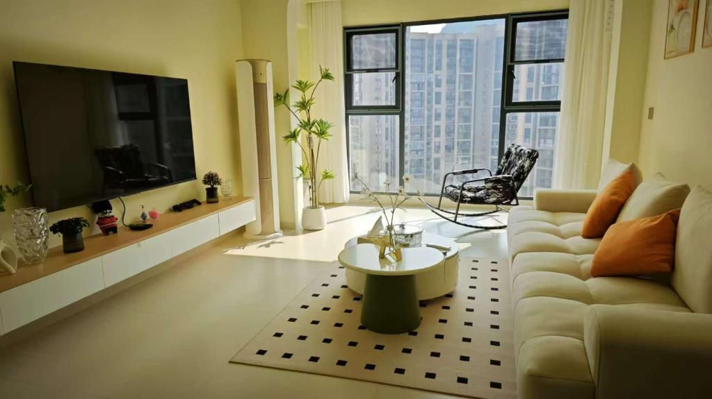 Μια τηλεόραση ή/και κέντρο ψυχαγωγίας στο Home in Guilin, by Luhu Lake, recent scenes near airport