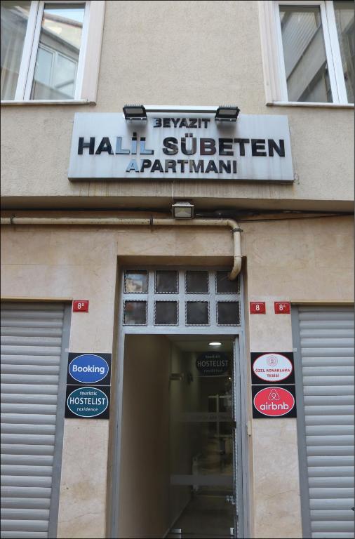 伊斯坦布尔Hostelist的餐厅的入口上方标有标志的建筑物
