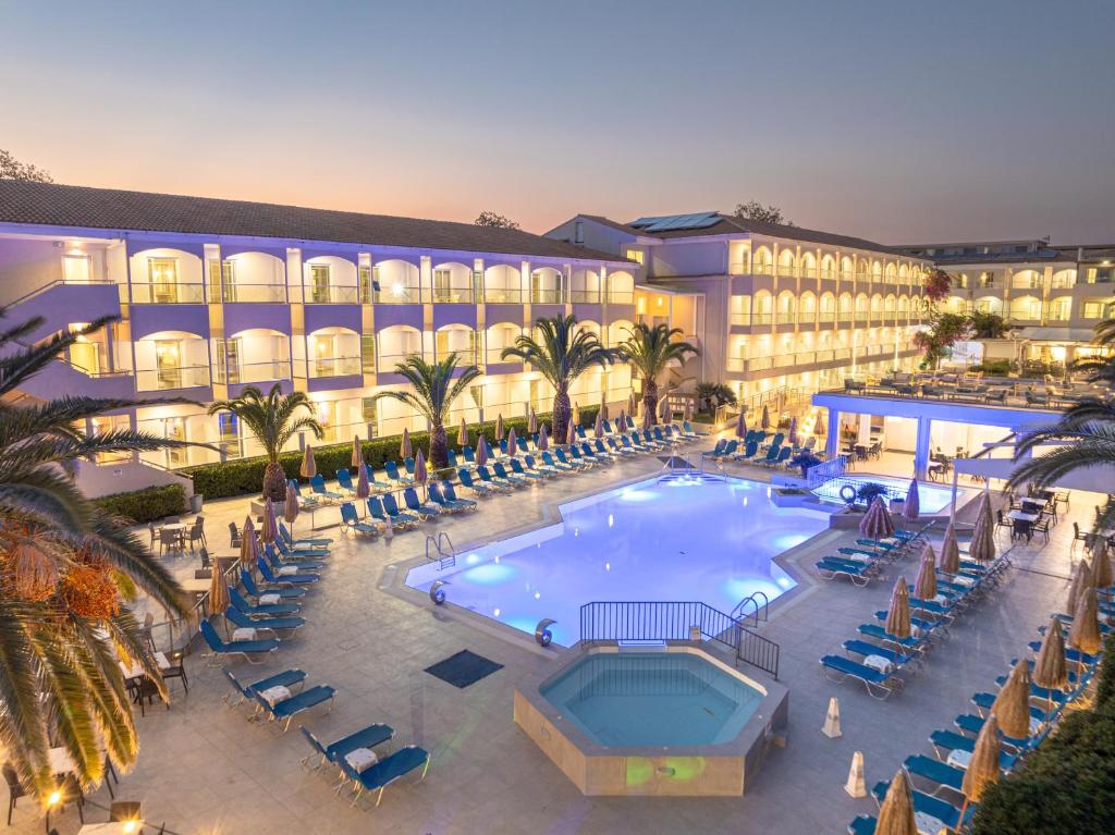Bazén v ubytování Poseidon Beach Hotel nebo v jeho okolí