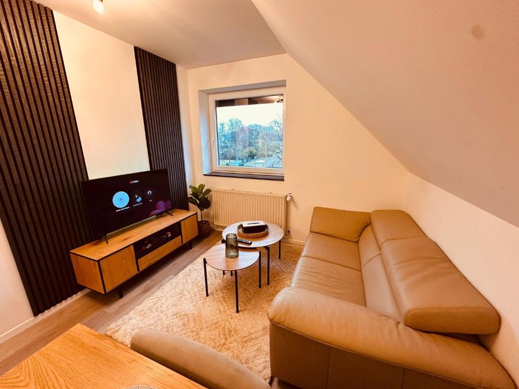 a living room with a couch and a tv at Bremen 3 Zimmer Wohnung Achim Uphusen Direkt an der Autobahn Bremer Kreuz! in Bremen