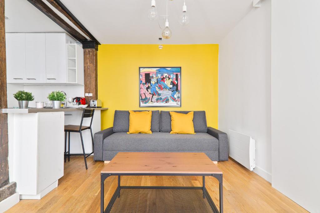 un salon avec un canapé et une table dans l'établissement Superb Apartment Quartier Republique Free Netflix, à Paris