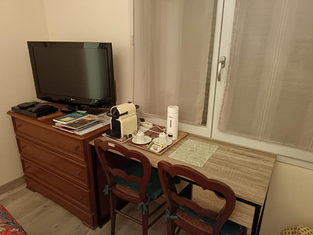 TV a/nebo společenská místnost v ubytování Chambre et table d'hôtes La Meule