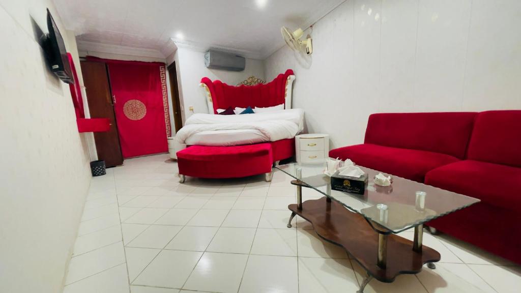 Postel nebo postele na pokoji v ubytování Hotel New Mid City Multan