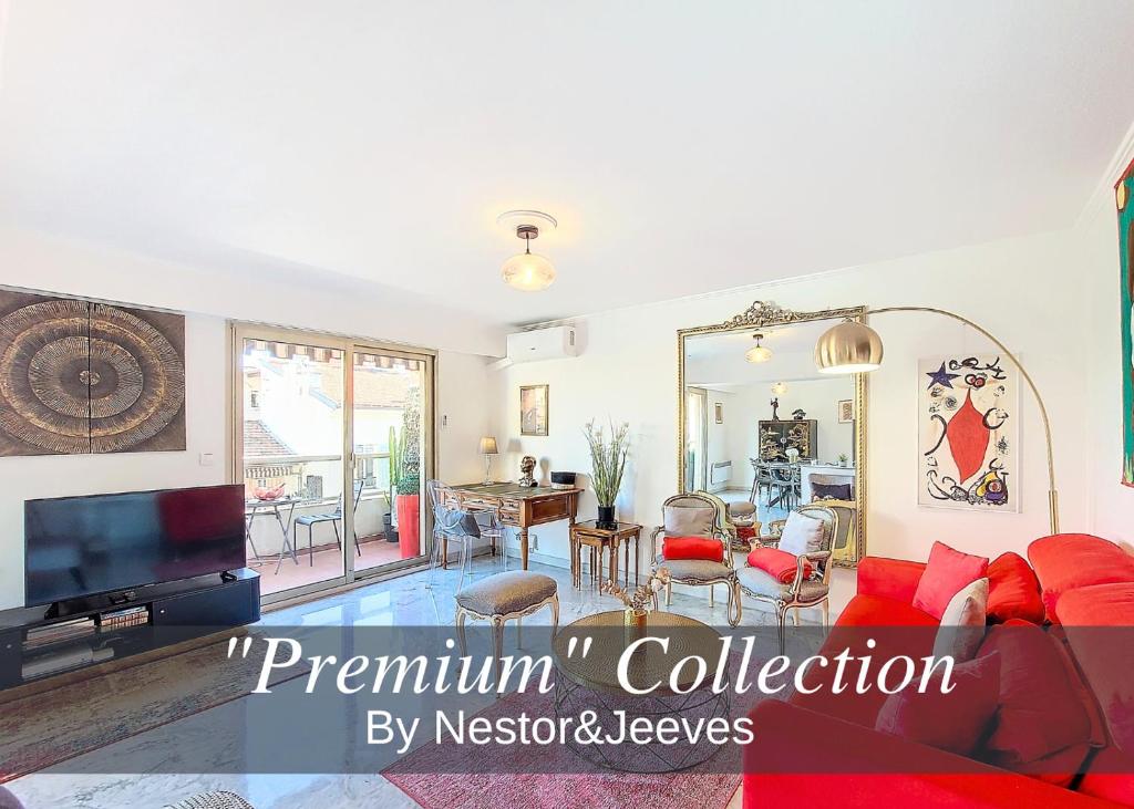 un salon avec un canapé rouge et une télévision dans l'établissement Nestor&Jeeves - LA NISSARDE TERRASSE - City center, à Nice