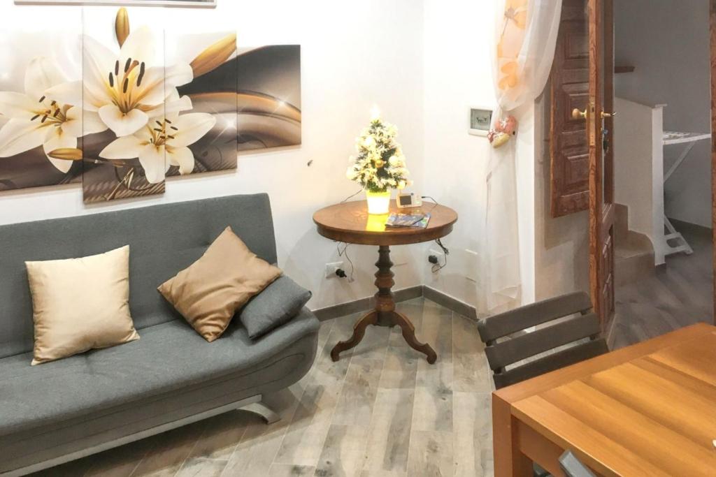 A seating area at Charming house in Carpino