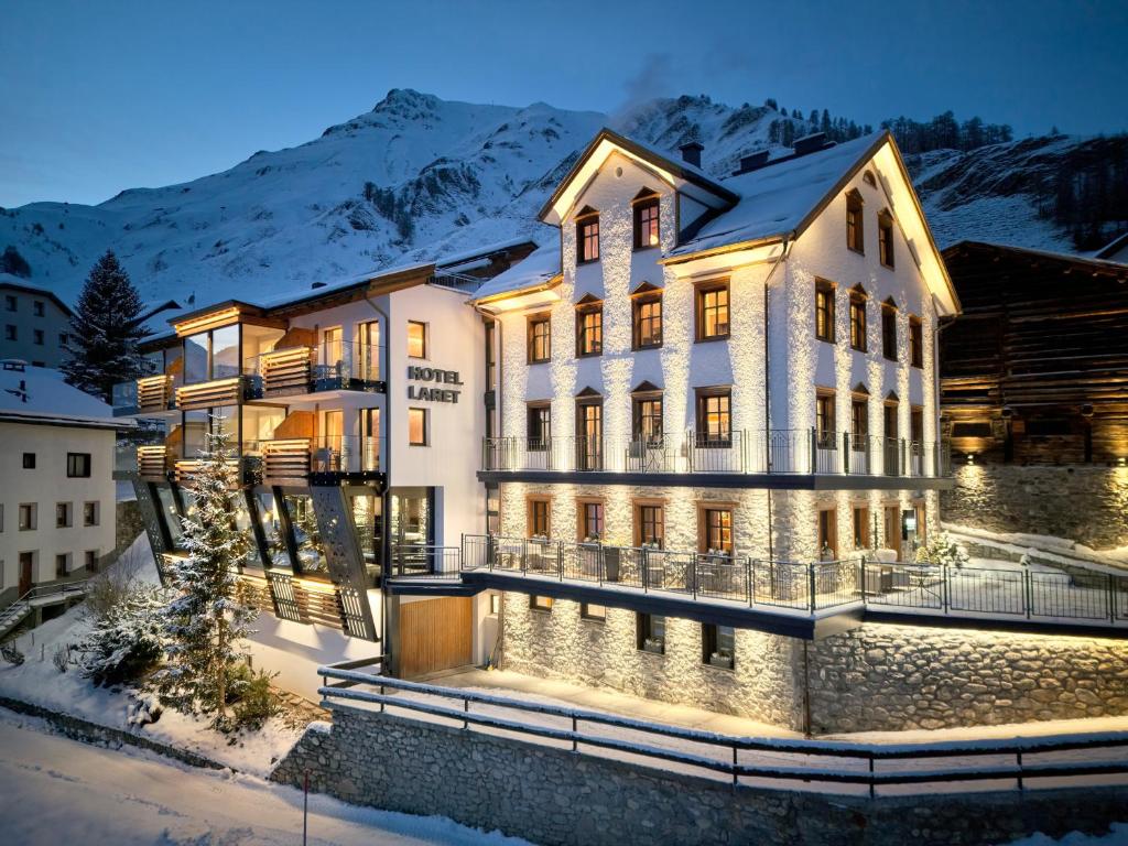 Nespecifikovaný výhled na hory nebo výhled na hory při pohledu z hotelu