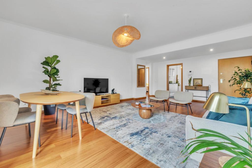 ein Wohnzimmer mit Tisch und Stühlen in der Unterkunft Relax Stay in Funchal