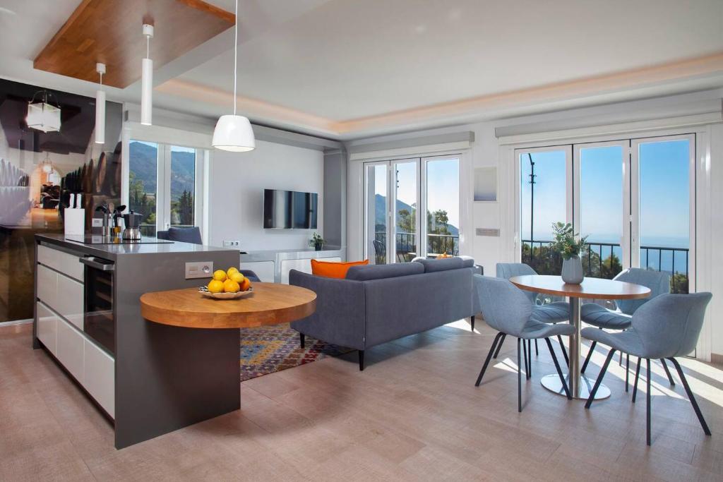 Η κουζίνα ή μικρή κουζίνα στο Luxury Sea View Apartment & Pool