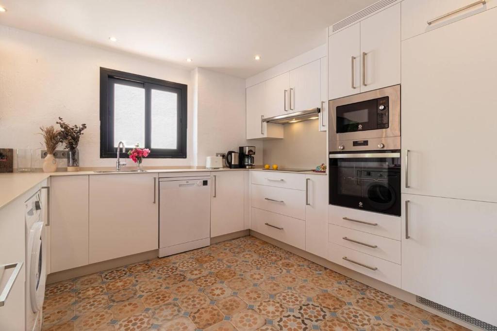 Kuchyňa alebo kuchynka v ubytovaní New Renovated Central Apartment With Modern Touch